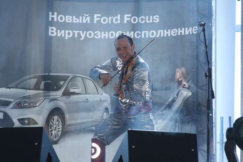 Скрипач Владимир Ветт на презентации в автосалоне